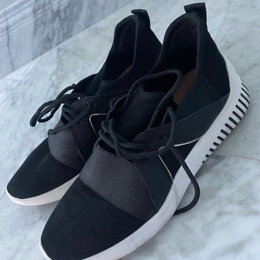 Black tennis shoes